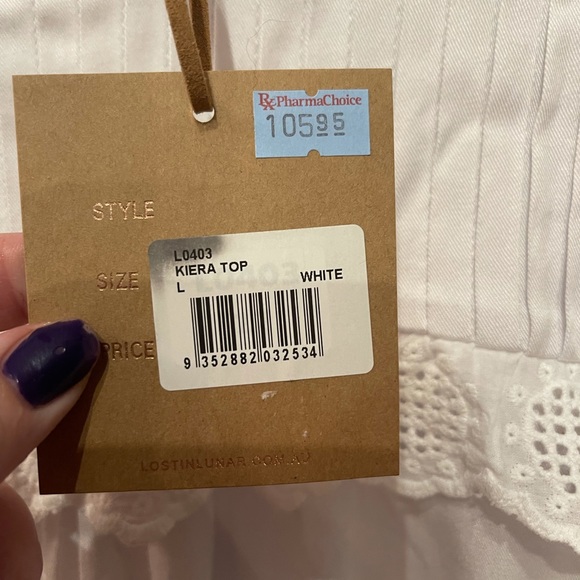 PRICE DROP⬇️⬇️⬇️Beautiful white blouse. Fully lined and exquisite - Picture 7 of 8